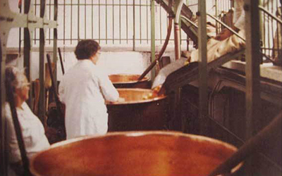 Tanques de cobre empleados durante la elaboración
